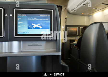 United Airlines avion classe affaires des sièges de l'intérieur des unités de divertissement Banque D'Images