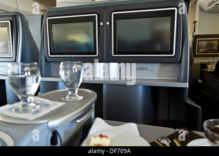 United Airlines avion classe affaires des sièges de l'intérieur des unités de divertissement verres boissons Banque D'Images