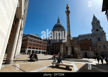 La Cathédrale St Paul et la place Paternoster Square Paternoster, colonne, Londres, Angleterre, Royaume-Uni. Banque D'Images