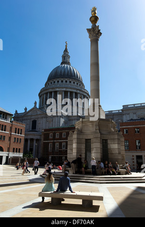 La Cathédrale St Paul et la place Paternoster Square Paternoster, colonne, Londres, Angleterre, Royaume-Uni. Banque D'Images