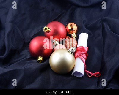 Boules de Noël avec du papier blanc, red gift bow Banque D'Images