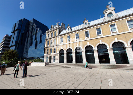 Old Billingsgate Fish Market & le Nord du bâtiment Shell & bloc de bureau verre, Londres, Angleterre, Royaume-Uni. Banque D'Images