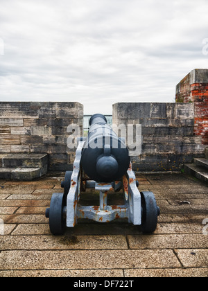 Canons et les boulets sur les remparts de château de Southsea à Portsmouth, Angleterre Banque D'Images