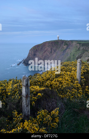 Voir vers une station radar de Hartland Point, North Devon, UK. Banque D'Images