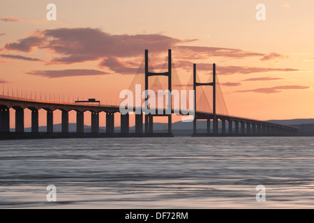 Un coucher de soleil sur le deuxième passage Severn, la réalisation de l'autoroute M4, qui relie l'Angleterre et au Pays de Galles. Banque D'Images