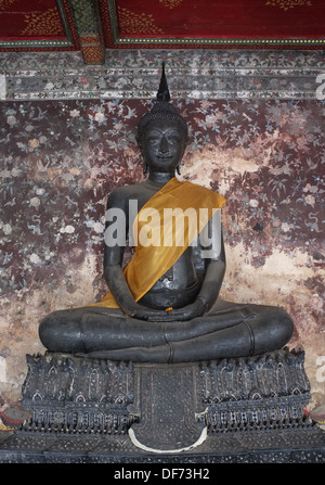 Statue de Bouddha assis en méditation, Wat Suthat, Bangkok Banque D'Images