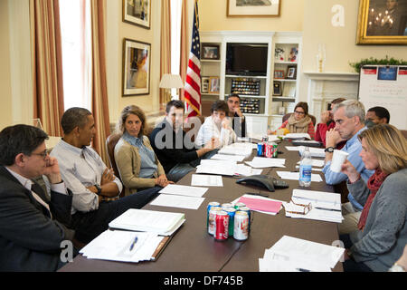 Le président américain Barack Obama rencontre les cadres dans l'Chef de cabinet Denis McDonough's office dans l'aile ouest de la Maison Blanche sur la crise budgétaire qui se profile avec le Congrès le 29 septembre 2013 à Washington, DC. Banque D'Images