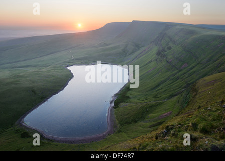 Le lever du soleil, photographié depuis les sommets de la Montagne Noire, à la frontière de Carmarthenshire et Powys, Pays de Galles, Royaume-Uni. Banque D'Images