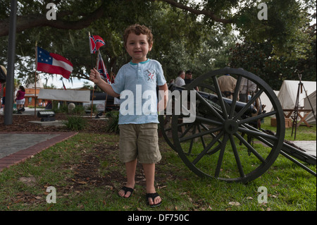 Un garçon qui agitait un drapeau confédéré au mois de septembre 2013,Fusils Rails et événement historique à Wooton Park à Tavares, Florida Banque D'Images