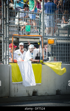 Drapeaux jaunes étant agité au Grand Prix de Baltimore Banque D'Images