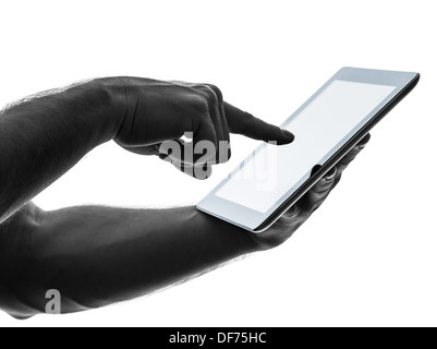 Close up hands homme un homme de l'écran tactile écran tactile tablette numérique en silhouette sur fond blanc Banque D'Images