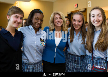 Austin, TX USA 29SEP13 : Wendy Davis, qui est largement prévu d'annoncer une course pour le gouverneur du Texas cette semaine, des entretiens avec les écoliers du Texas à la séance de clôture de TribFest. Le potentiel des Davis bien financés à l'adversaire républicain serait vraisemblablement Attorney General Greg Abbott. Banque D'Images