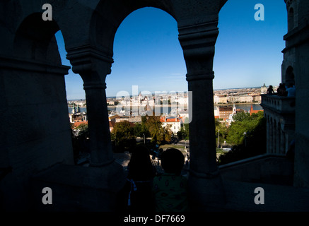 Le parlement hongrois et et le Danube vu depuis les collines de la partie Buda de Budapest. Banque D'Images