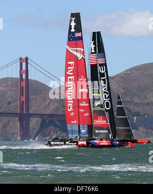 San Francisco, CA, USA.A. 29 août, 2013. 25 septembre 2013 - San Francisco, CA, U.S.A - 25 septembre 2013 : l'équipe Oracle USA Racing 72 catamaran pied l'un des premiers enjeux conduire sur Emirates Team New Zealand lors de la concurrence dans le winner take all 19e et dernière course de la 34e America's Cup sur la baie de San Francisco. Oracle a gagné à conserver la coupe, remportant 9 matchs à 8.Daniel Gluskoter/Cal Sport Media © csm/Alamy Live News Banque D'Images