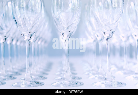 Rangées de verres de vin vide sur la table Banque D'Images