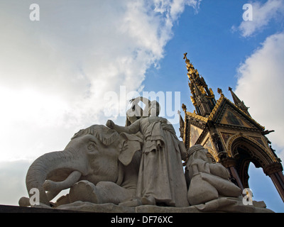 Vue de l'Albert Memorial montrant l 'Asie' group sculptures allégoriques, des jardins de Kensington, Londres, Angleterre, Royaume-Uni Banque D'Images