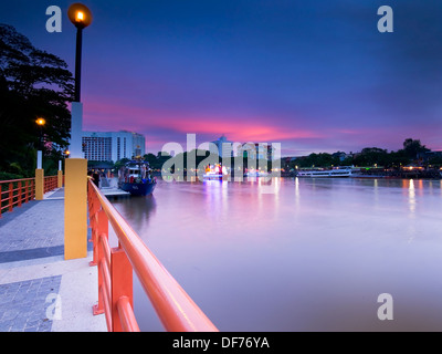 Vue du coucher de soleil de la ville de Kuching à partir de l'autre côté de la rivière Sarawak Banque D'Images