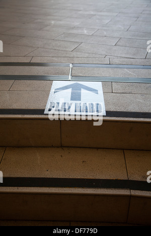 Inscrivez-vous jouer dur flèche d'escalier par exemple inspirer inspiration d'impression noire pointant point encourager tough vrai dire citer courage Banque D'Images