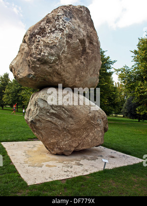 "Rocher au-dessus d'une autre Rock' sculpture de Fischli/Weiss à la Serpentine Gallery, Kensington Gardens, Hyde Park, London Banque D'Images