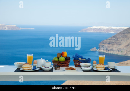 Petit-déjeuner deux oeufs pain café fruits Santorin mer océan voir l'attraction de l'île volcanique de la Grèce destination alimentaire Egée attirer Banque D'Images