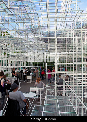 2013 Le pavillon temporaire par l'artiste Japonais Sou Fujimoto à la Serpentine Gallery, Kensington Gardens, London, England, UK Banque D'Images