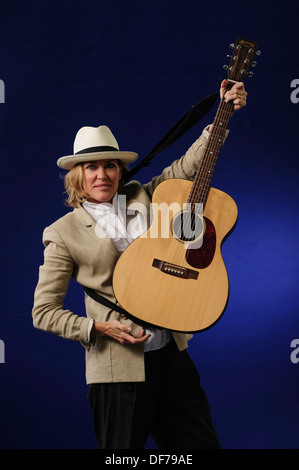 Cerys Matthews, chanteur, auteur-compositeur gallois et ancien membre du groupe de rock gallois la catatonie à la Edinburgh Book Festival 2013. Banque D'Images