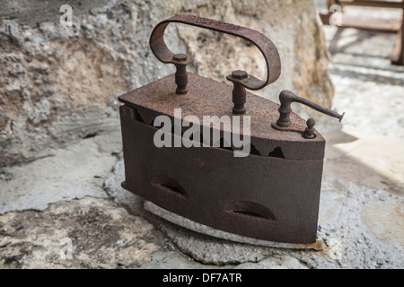 Ancien et classique pour le repassage fer rouillé woodfired Banque D'Images