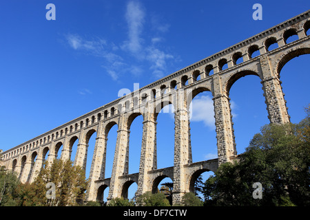 L'aqueduc de Roquefavour, dans le village de Ventabren, France Banque D'Images