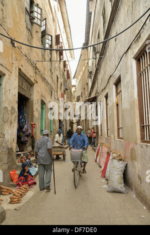 Ruelle dans le centre historique, à Stone Town, Zanzibar City (Zanzibar, Tanzanie Banque D'Images