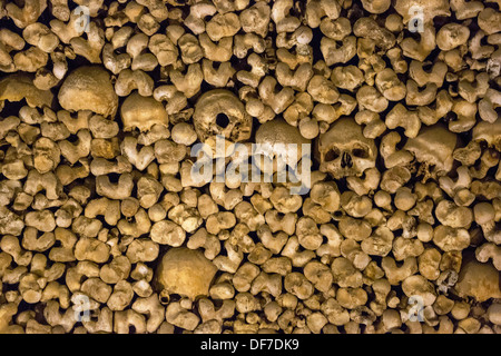 Des os et des crânes empilés dans l'ossuaire, Capela dos Ossos parede, chapelle des os, chapelle des os, Évora, District d'Évora Banque D'Images