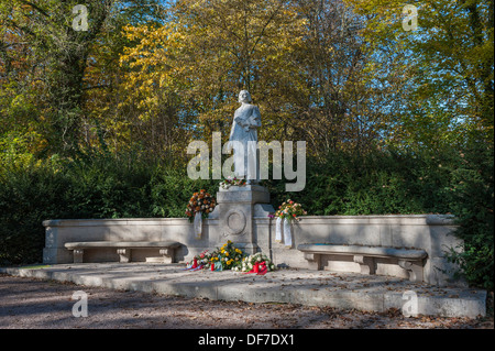 Mémorial Franz Liszt, statue en marbre sur un piédestal, à côté de bancs et de guirlandes, dans Park an der Ilm, Thuringe Weimar, parc Banque D'Images