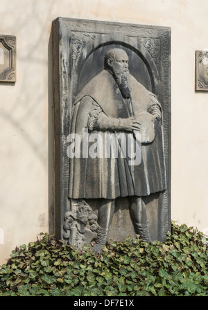 Lucas Cranach le Vieux, dalle grave avec un relief du peintre, placé sur le mur de l'église de St James, Weimar Banque D'Images