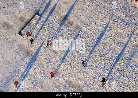 Vue aérienne, l'équipe masculine de soccer jouer dans la neige, Lunebourg, Basse-Saxe, Allemagne Banque D'Images