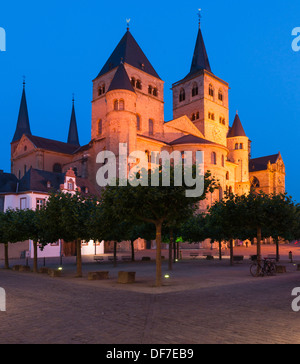 La Cathédrale de Trèves et l'église gothique de Notre Dame au crépuscule, UNESCO World Heritage Site, Trèves, Rhénanie-Palatinat, Allemagne Banque D'Images