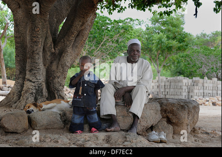 Un homme âgé et un enfant sous un arbre, Rhumsiki, loin au nord, le Cameroun Banque D'Images