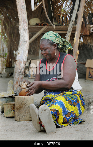 Femme âgée la poterie en face de son étal, Rhumsiki, loin au nord, le Cameroun Banque D'Images