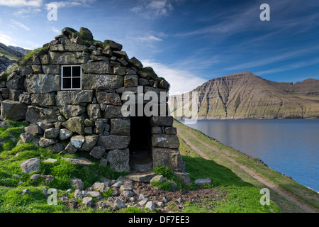 Vieille maison en pierre sur un fjord, Borðoy, Norðoyar, îles Féroé, Danemark Banque D'Images