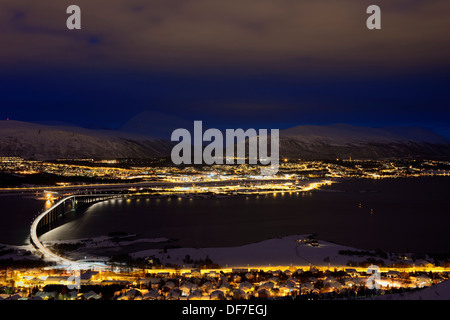 Pont au-dessus de nuit fjord, Tromsø, ‪Troms, dans le Nord de la Norvège, la Norvège Banque D'Images