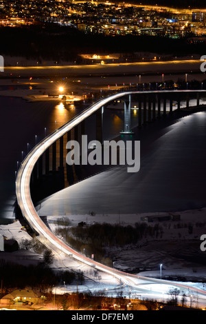 Pont sur la nuit, fjord, Sommeroya ‪Troms, Tromsø, Norvège du Nord, Norvège Banque D'Images