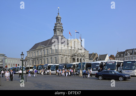 Maastricht City les autocars et chauffeurs britanniques garés à l'hôtel de ville historique transportaient les touristes pour voir André Rieu et son orchestre concert en soirée d'été en plein air Banque D'Images