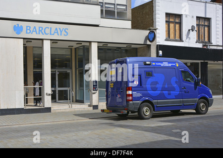 G4S d'exploitation des entreprises de livraison de haute sécurité financière van stationné à l'extérieur de transports high street branch de la Barclays Bank Brentwood Essex England UK Banque D'Images