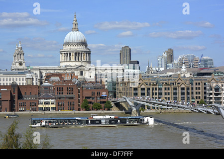 Tamise Bateaux le déjeuner et le dîner croisière voile passant le dôme de la cathédrale St Paul et le Millennium Bridge Banque D'Images