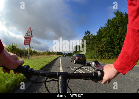Dépassement de voiture vtt équitation cycliste sur route de campagne près de LeedsYorkshire United Kingdom Banque D'Images