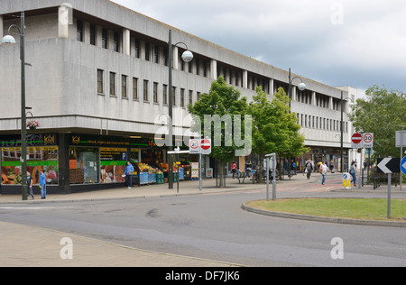 Centre commercial moderne en centre-ville de Crawley. West Sussex. L'Angleterre. Avec les gens. Banque D'Images