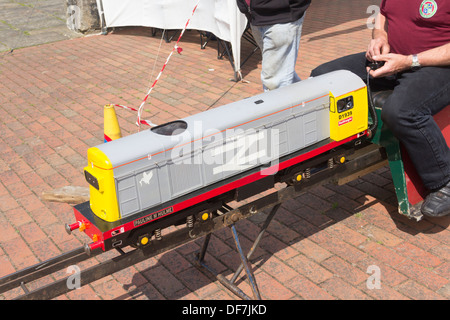 Classe de chemin de fer miniature train diesel 20 exécuté sur un tronçon de temporaire pour voie 7 1/4' par les ingénieurs modèle Rochdale Banque D'Images