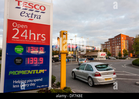 Supermarché Tesco Extra station service, ouvert 24 heures par jour. Banque D'Images