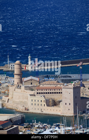 Vue d'en haut au-dessus du Fort Saint Jean dans le vieux port de Marseille. Banque D'Images