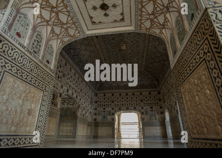 Sheesh Mahal Palace en miroir - à Fort Amer (souvent orthographié Fort Amber) a été construit par Raja Man Singh I et est renommée pour son art Banque D'Images