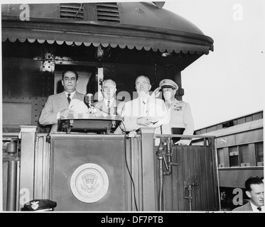 Le président Harry S. Truman, Président vénézuélien Romulo Gallegos, le général Harry Vaughan, et un homme non identifié... 199890 Banque D'Images