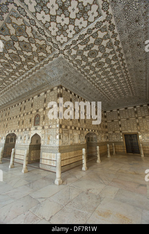 Sheesh Mahal Palace en miroir - à Fort Amer (souvent orthographié Fort Amber) a été construit par Raja Man Singh I et est renommée pour son art Banque D'Images